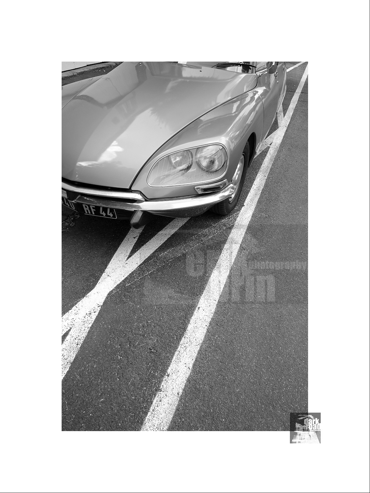 Voitures anciennes en noir et blanc