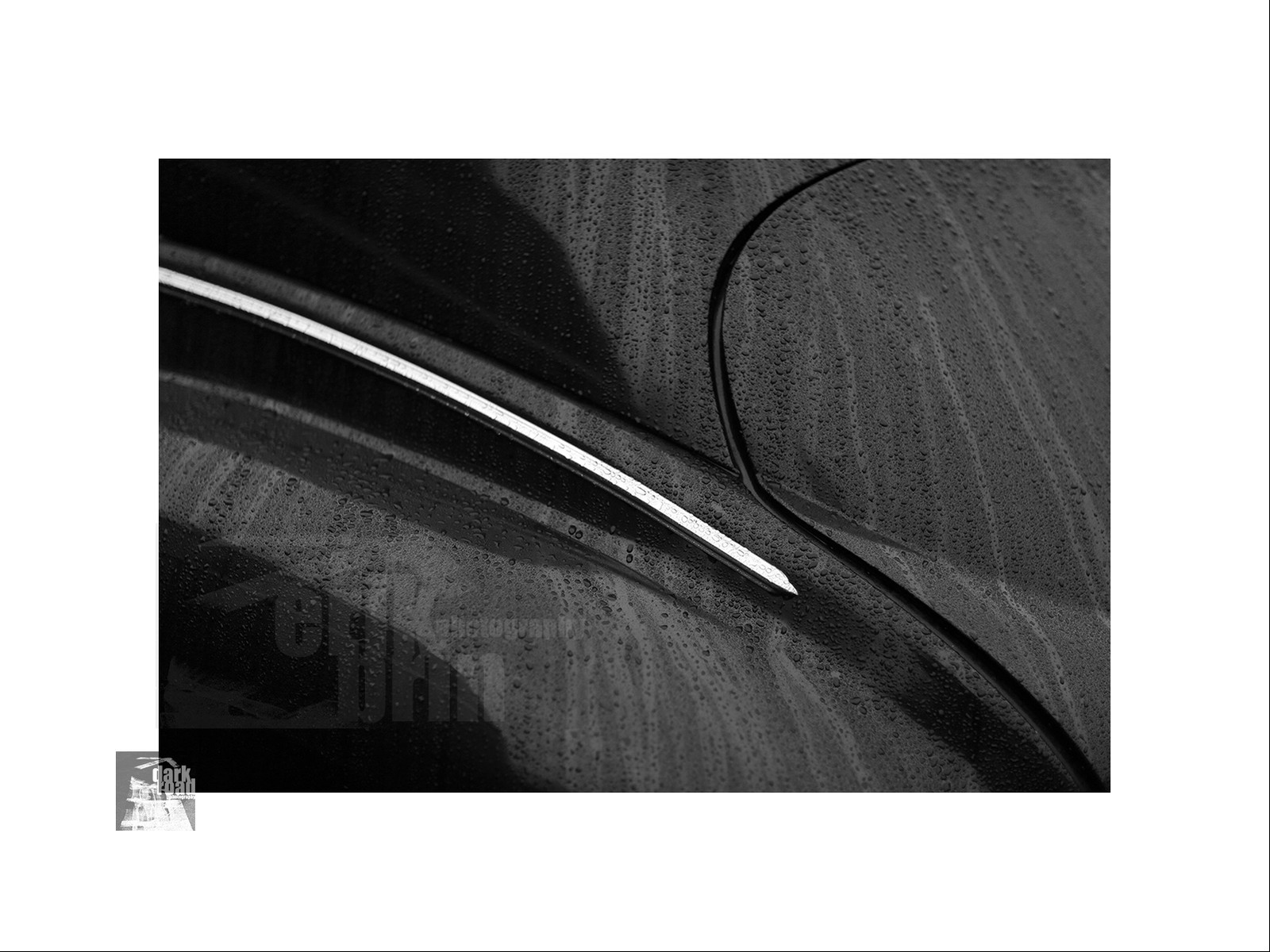 Voitures anciennes en noir et blanc