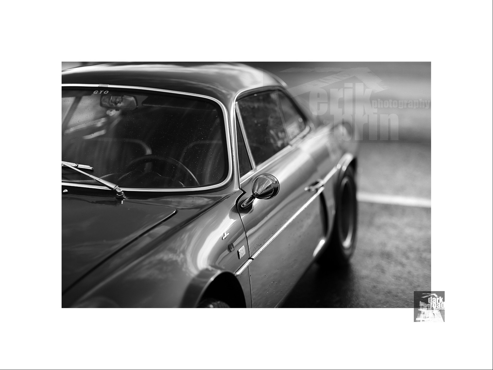 Voitures anciennes en noir et blanc