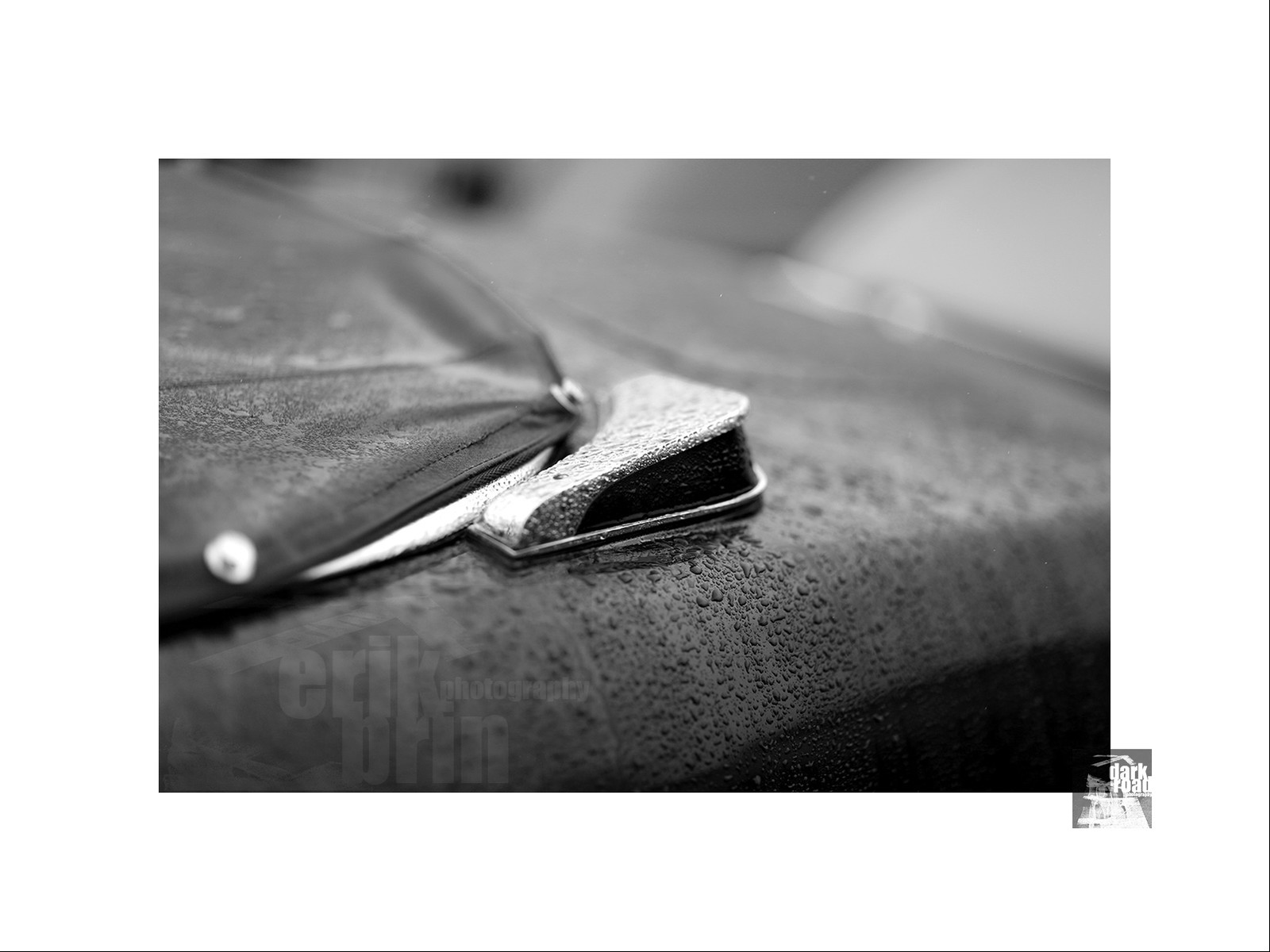 Voitures anciennes en noir et blanc