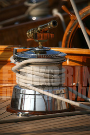 ref-21040-vieux-greement-winch-pont-de-bateau-mer-photo-de-bateau.jpg