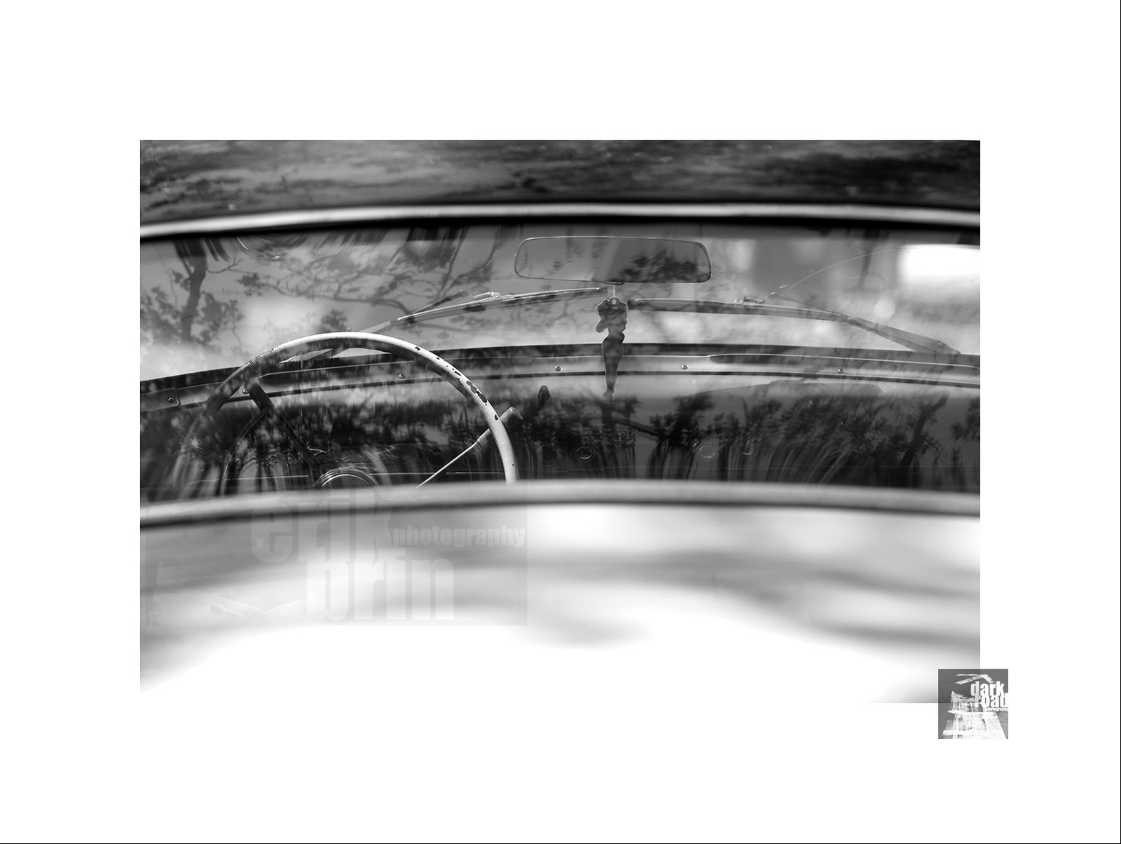 Voitures anciennes en noir et blanc