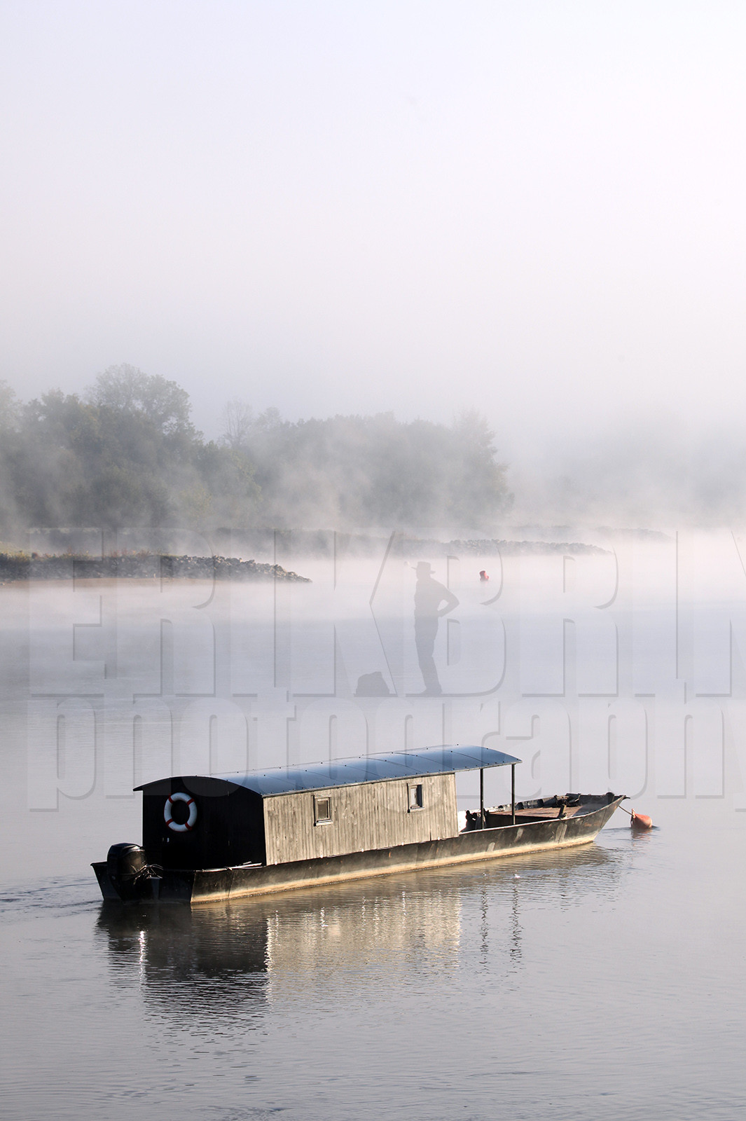 ref-1610-lo11-la-loire-toue-cabanee-banc-de-sable-paysage-photos-de-la-loire-photographe-brume-brouillard.jpg