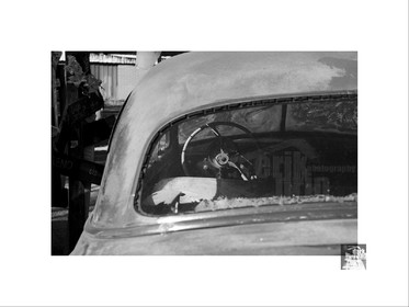 Voitures anciennes en noir et blanc