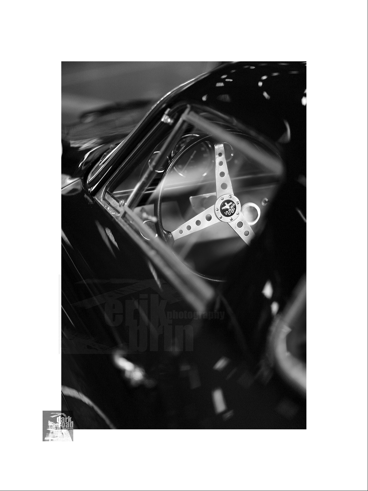 Voitures anciennes en noir et blanc