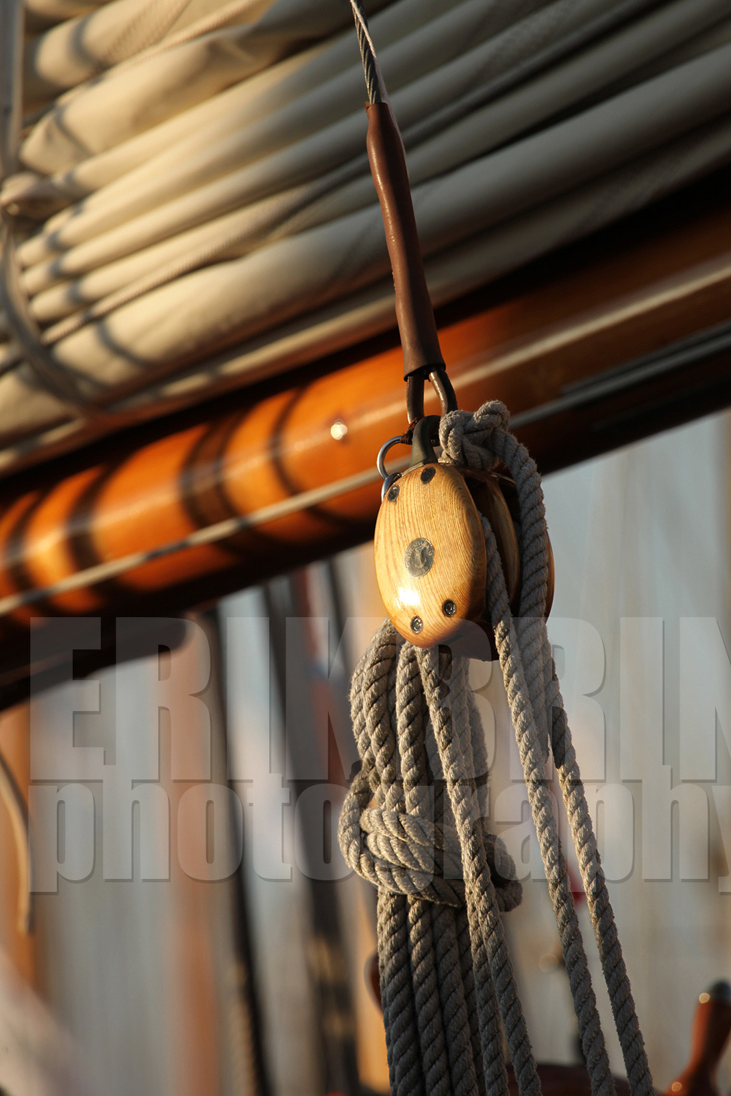 ref-20010-greement-poulie-pont-de-bateau-vieux-greement-mer.jpg