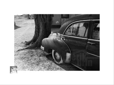 Voitures anciennes en noir et blanc