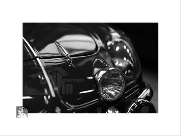 Voitures anciennes en noir et blanc