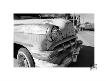 Voitures anciennes en noir et blanc