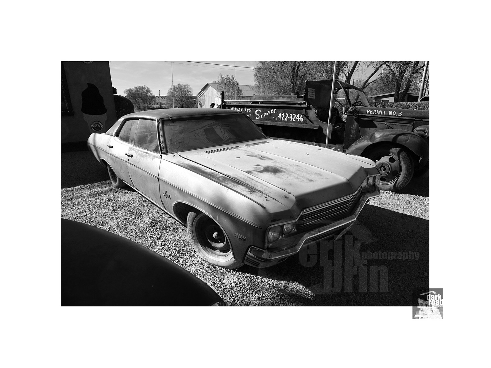 Voitures anciennes en noir et blanc