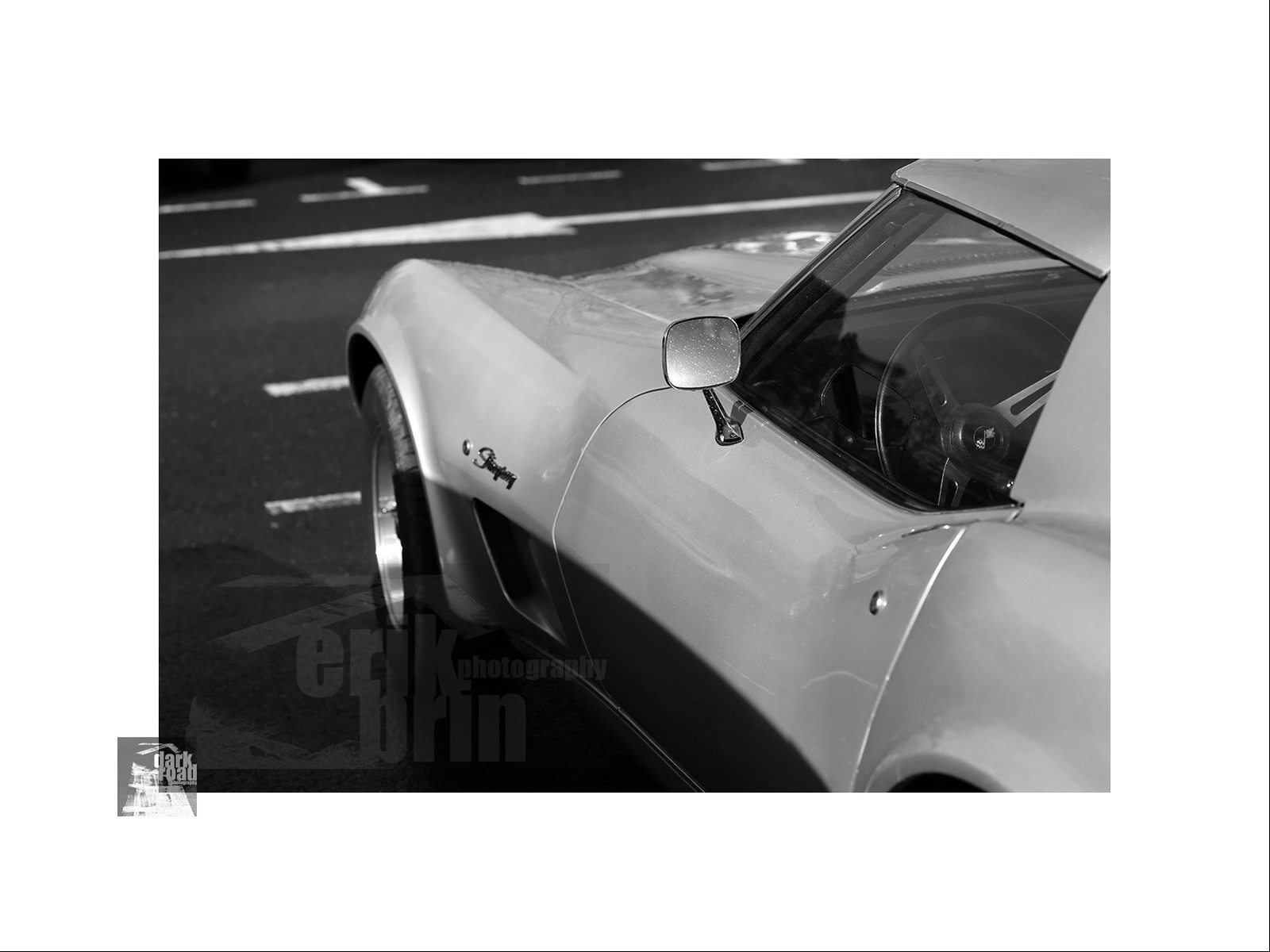 Voitures anciennes en noir et blanc