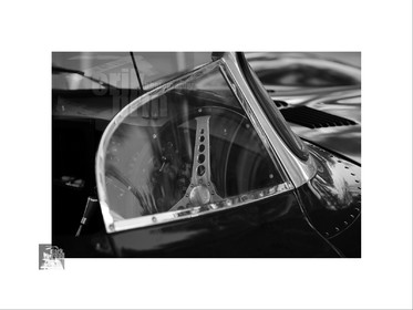 Voitures anciennes en noir et blanc