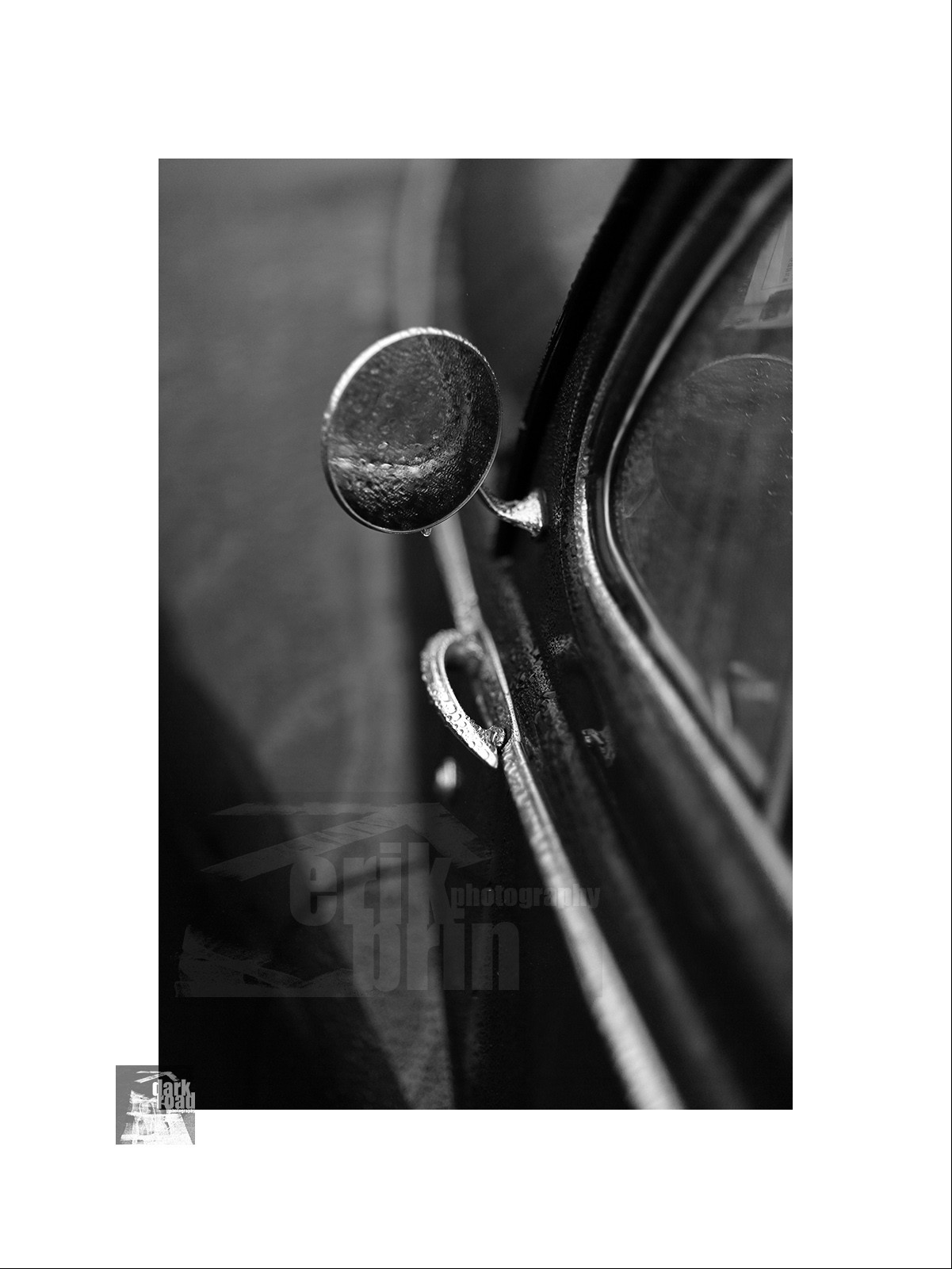 Voitures anciennes en noir et blanc