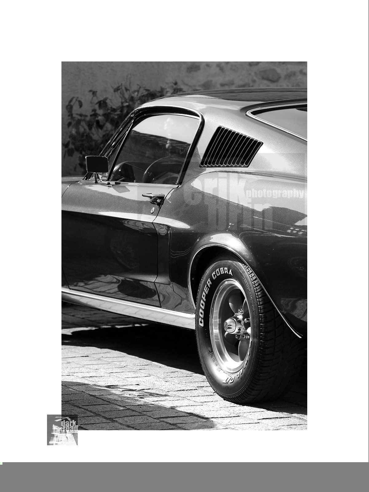 Voitures anciennes en noir et blanc