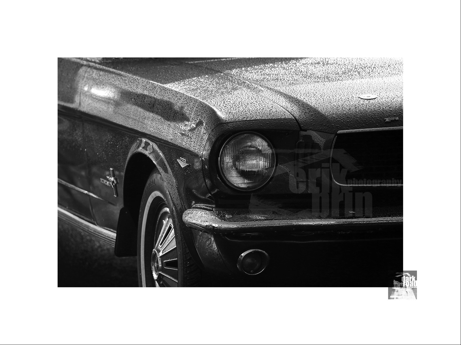 Voitures anciennes en noir et blanc