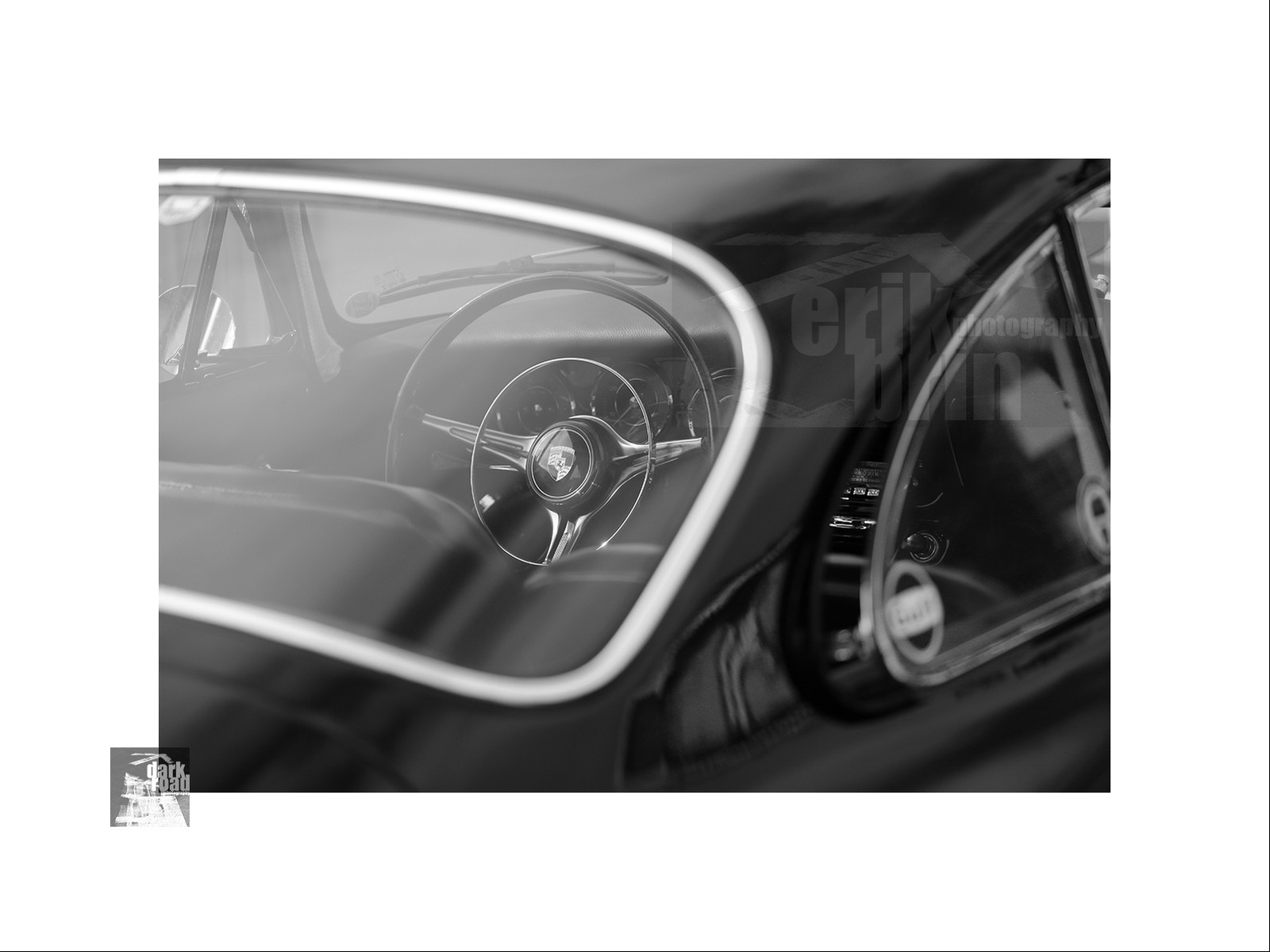 Voitures anciennes en noir et blanc