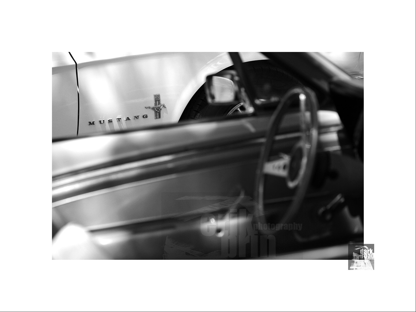 Voitures anciennes en noir et blanc