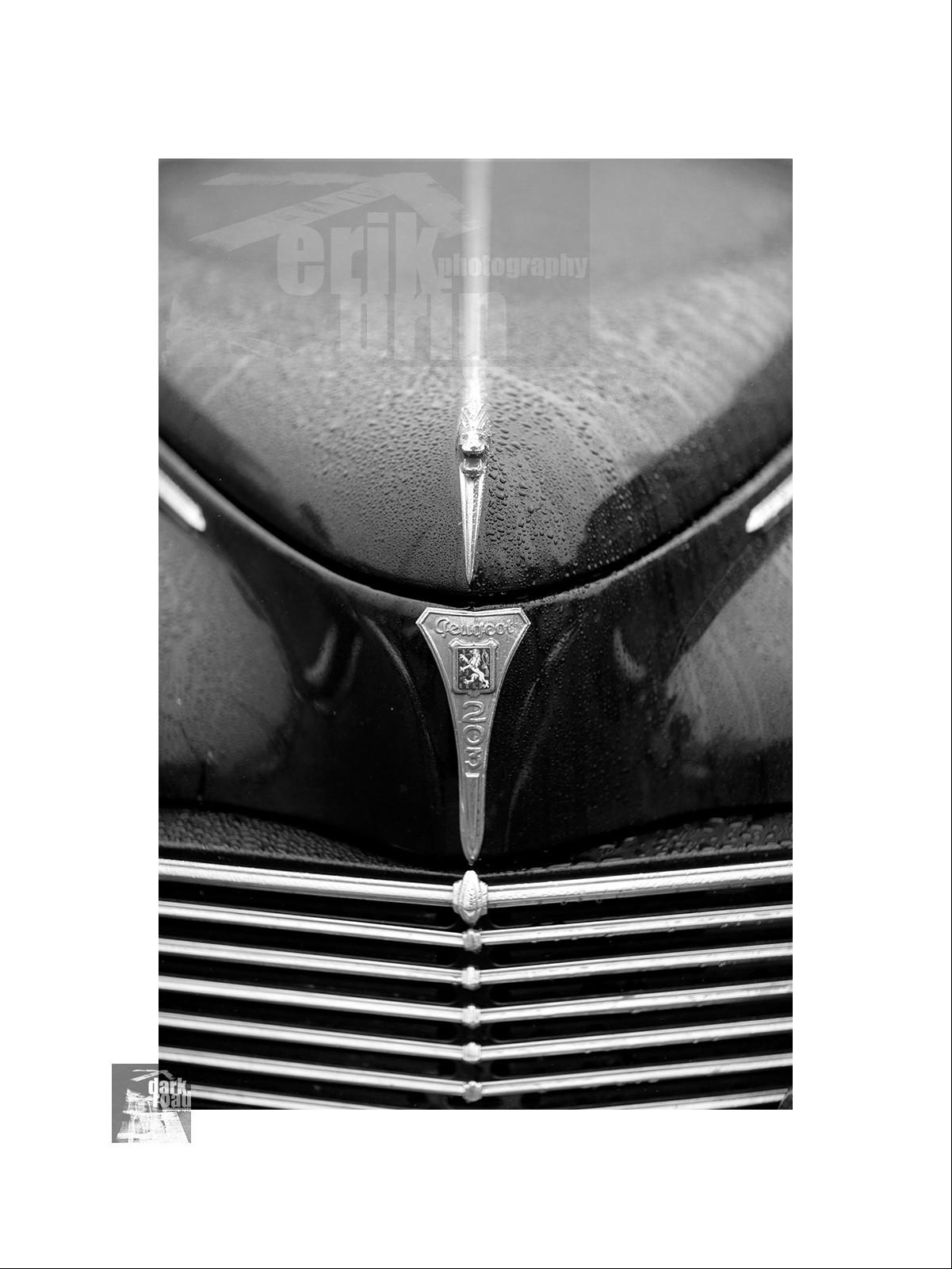 Voitures anciennes en noir et blanc