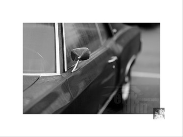 Voitures anciennes en noir et blanc