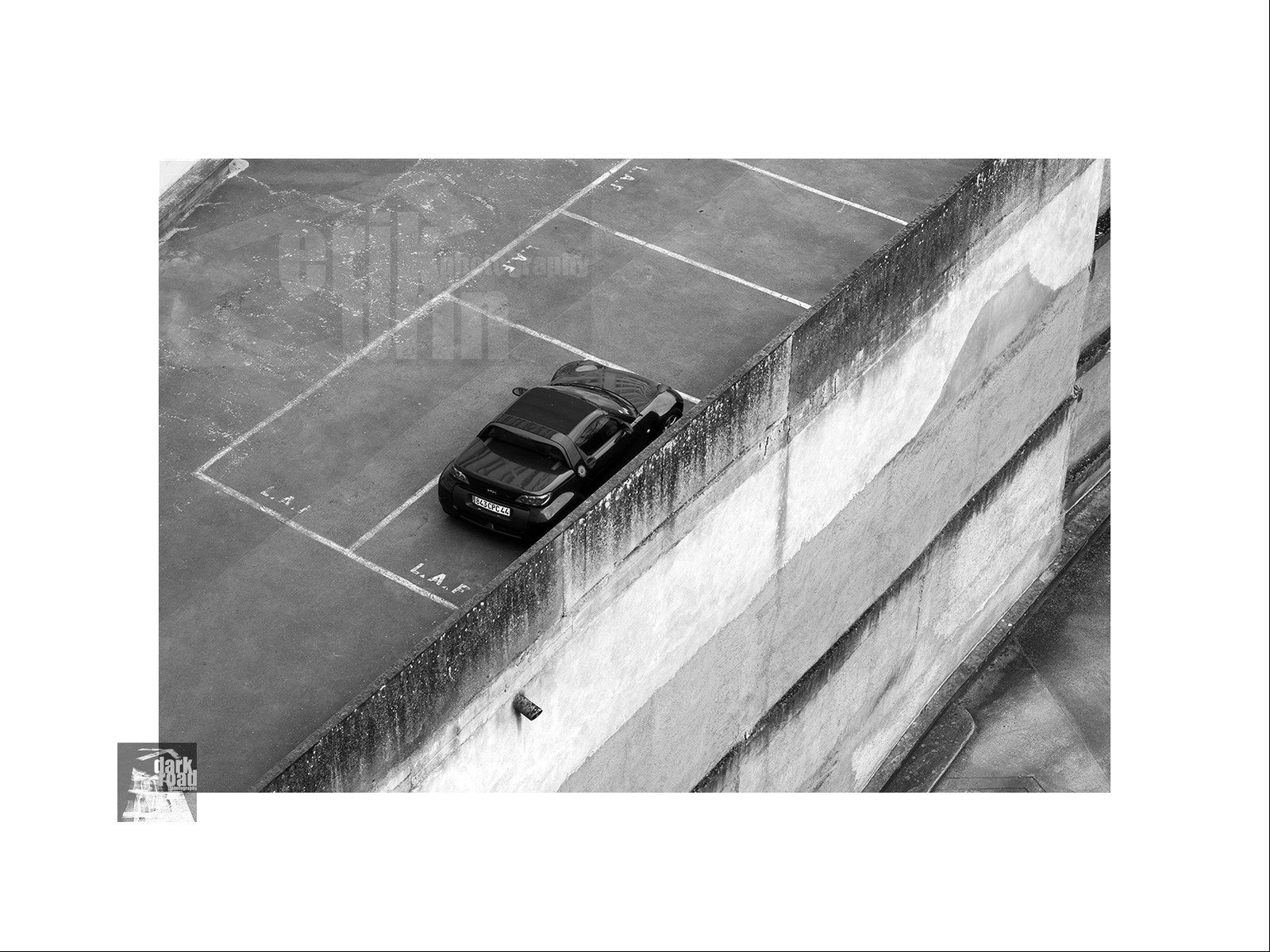 Voitures anciennes en noir et blanc