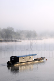 ref-1610-lo11-la-loire-toue-cabanee-banc-de-sable-paysage-photos-de-la-loire-photographe-brume-brouillard.jpg