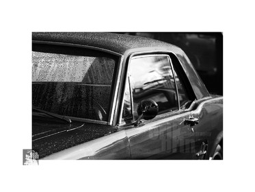 Voitures anciennes en noir et blanc