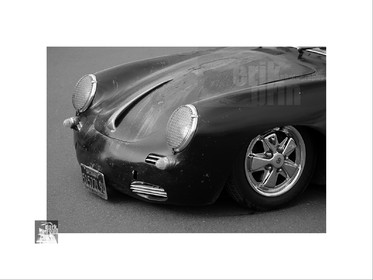 Voitures anciennes en noir et blanc