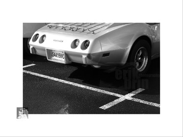 Voitures anciennes en noir et blanc