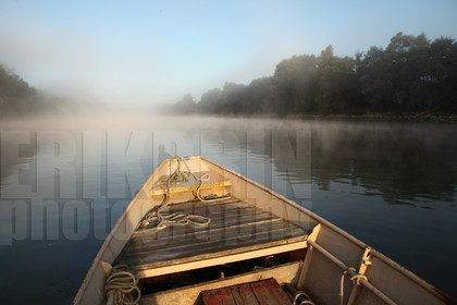 ref-1510-lo12-la-loire-photos-de-la-loire-brume-brouillard-barque-photographe.jpg