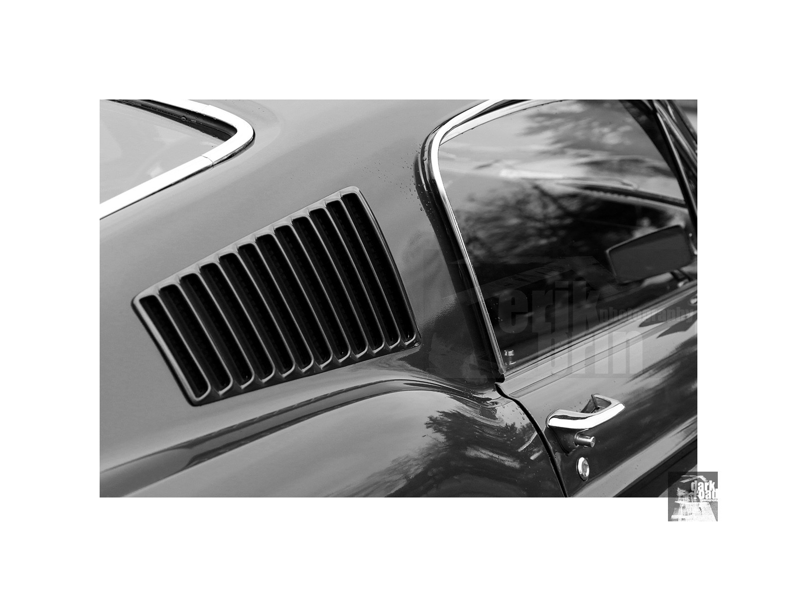 Voitures anciennes en noir et blanc