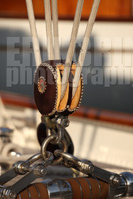 ref-20070-greement-poulie-pont-de-bateau-vieux-greement-mer.jpg