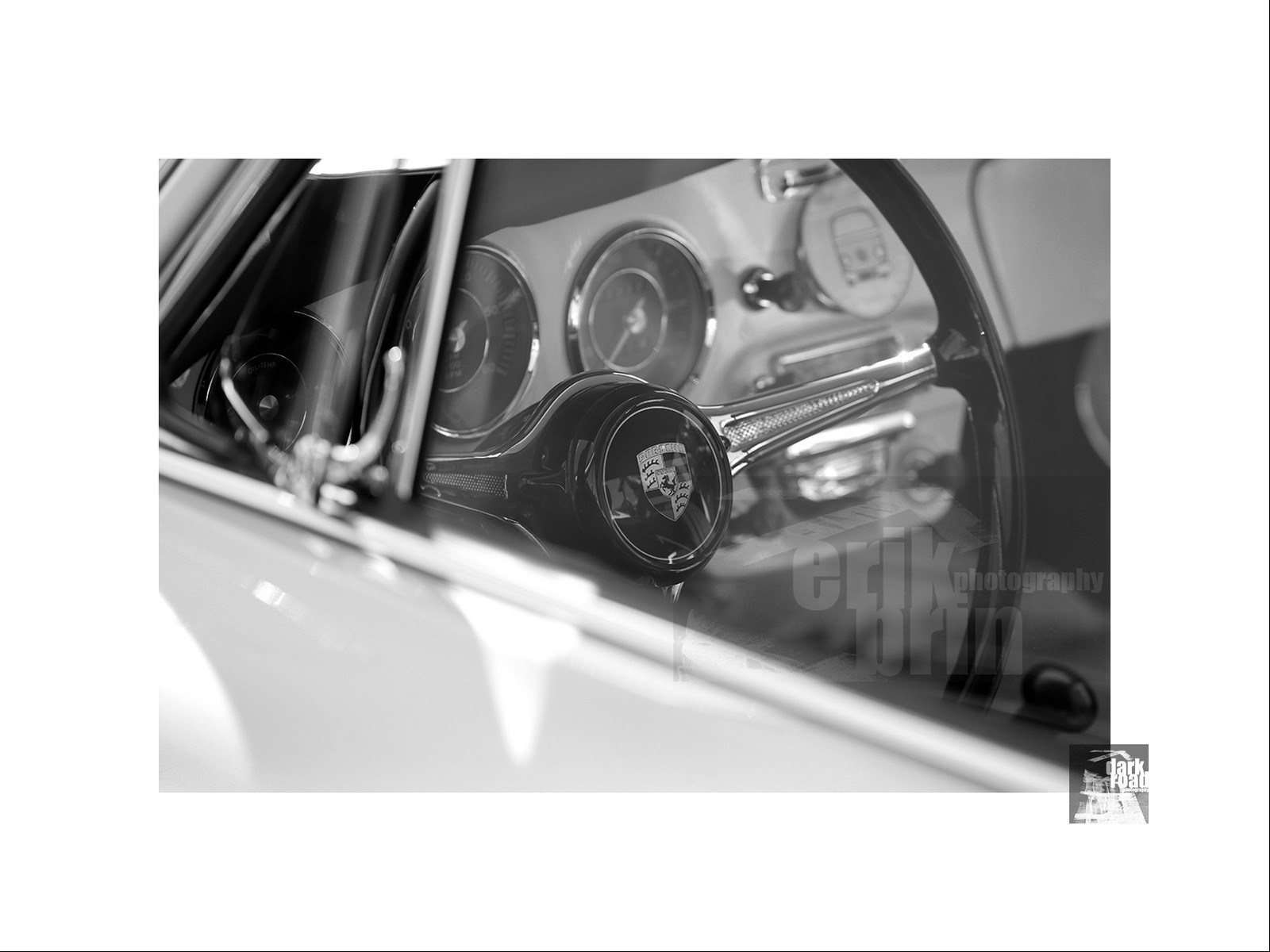 Voitures anciennes en noir et blanc