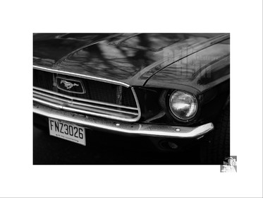 Voitures anciennes en noir et blanc