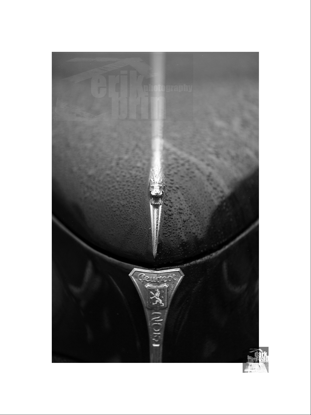 Voitures anciennes en noir et blanc