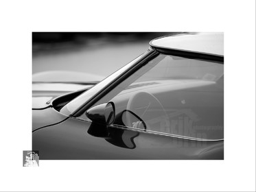 Voitures anciennes en noir et blanc