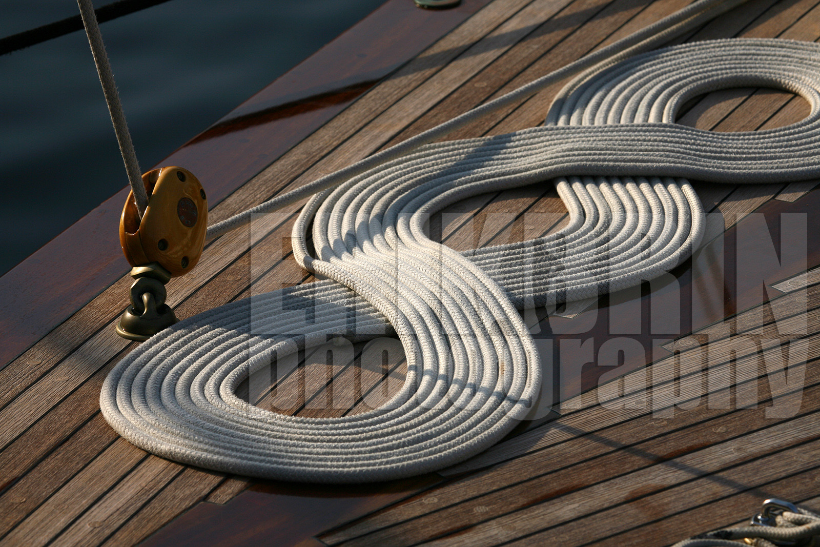 ref-21020-pont-de-bateau-cordages-vieux-greement-mer-photo-de-bateau.jpg