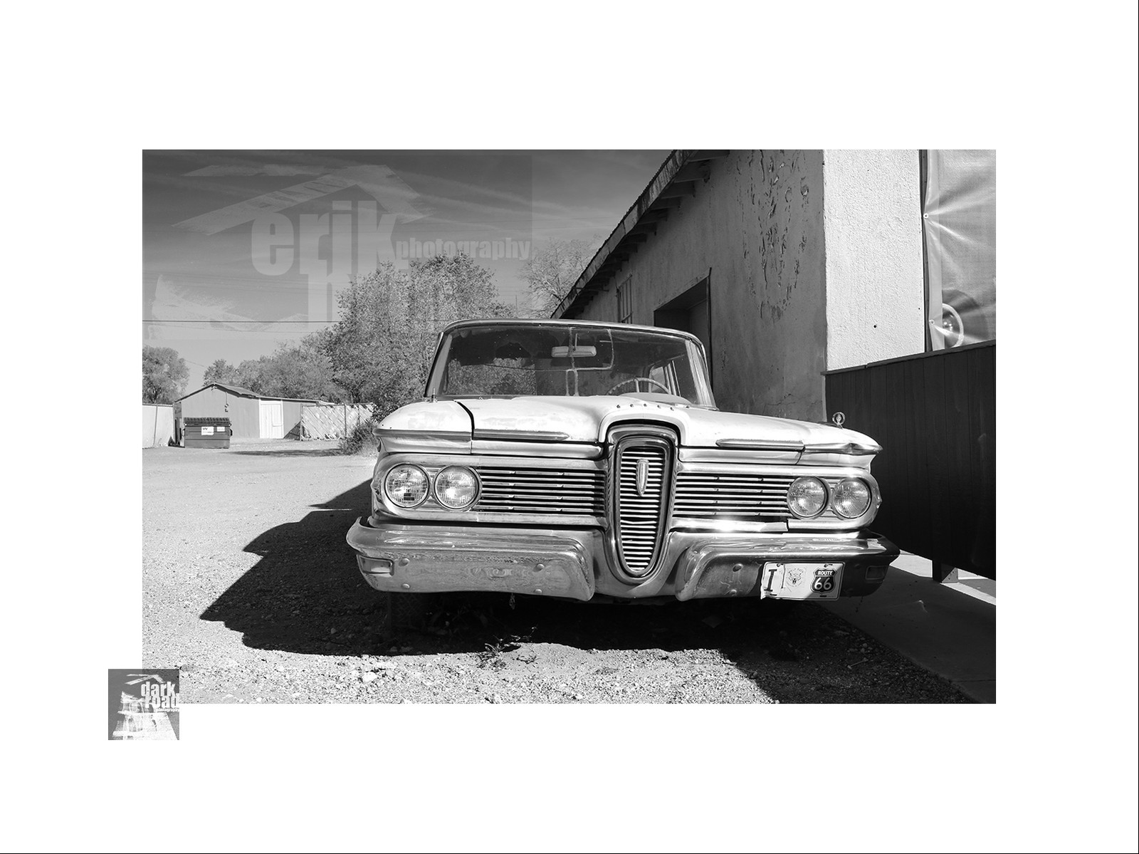 Voitures anciennes en noir et blanc