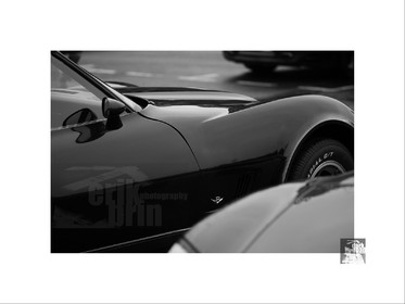 Voitures anciennes en noir et blanc