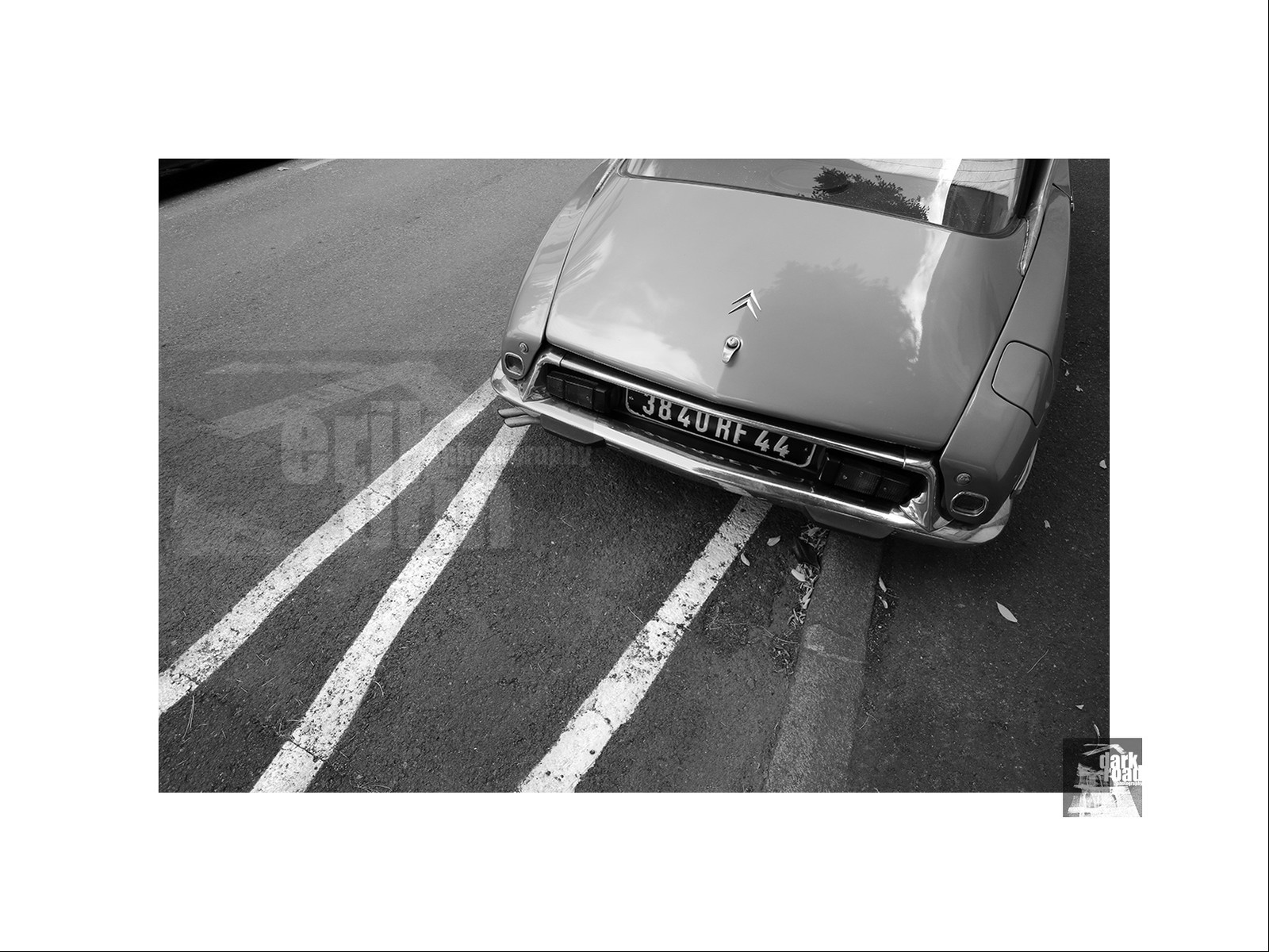 Voitures anciennes en noir et blanc