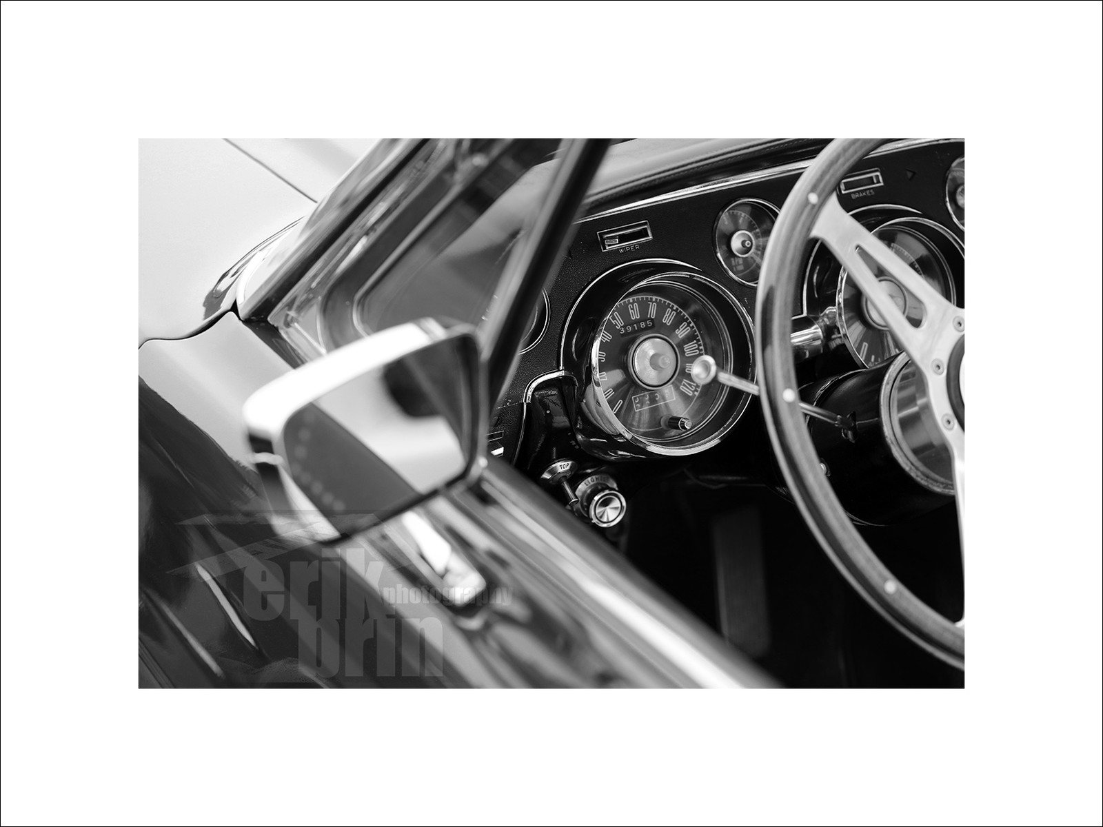 voit0138-voiture-ancienne-vieille-voiture-ford-mustang-photo-noir-et-blanc-photographe-vintage-.jpg