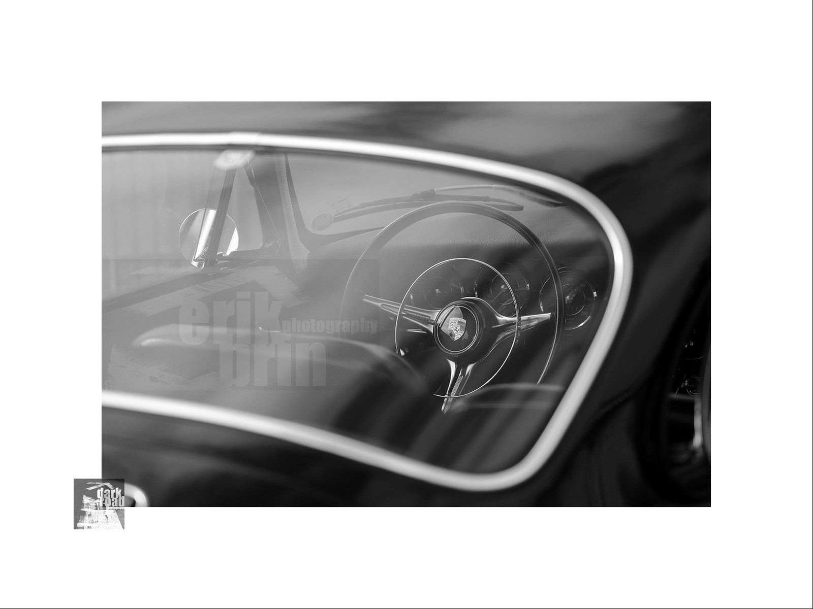 Voitures anciennes en noir et blanc