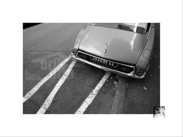 Voitures anciennes en noir et blanc