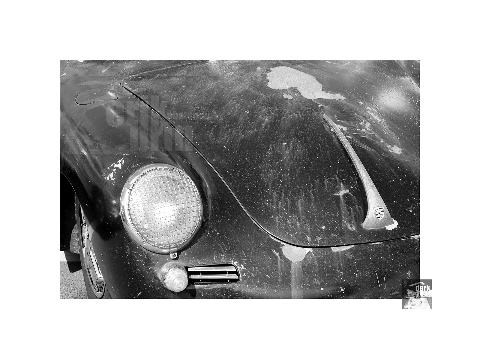 Voitures anciennes en noir et blanc