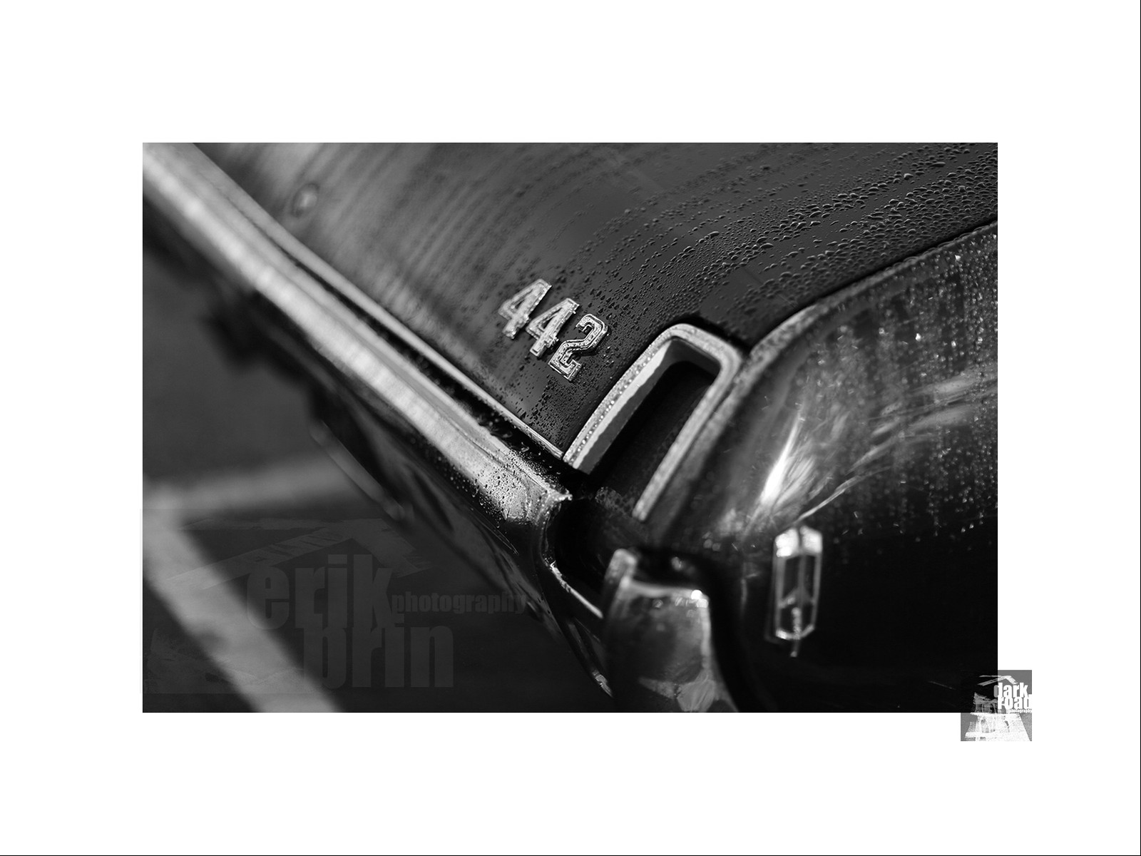 Voitures anciennes en noir et blanc