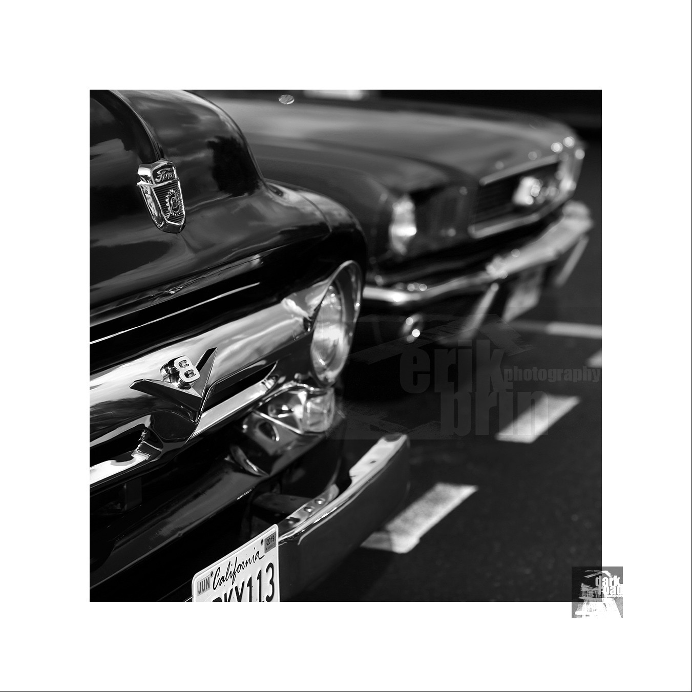 Voitures anciennes en noir et blanc