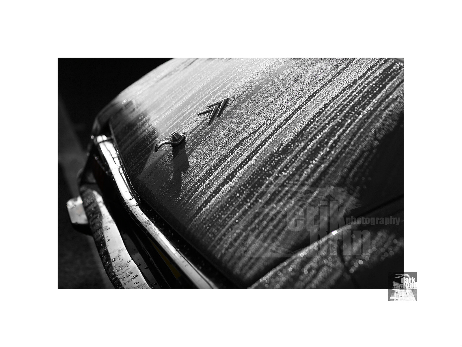 Voitures anciennes en noir et blanc