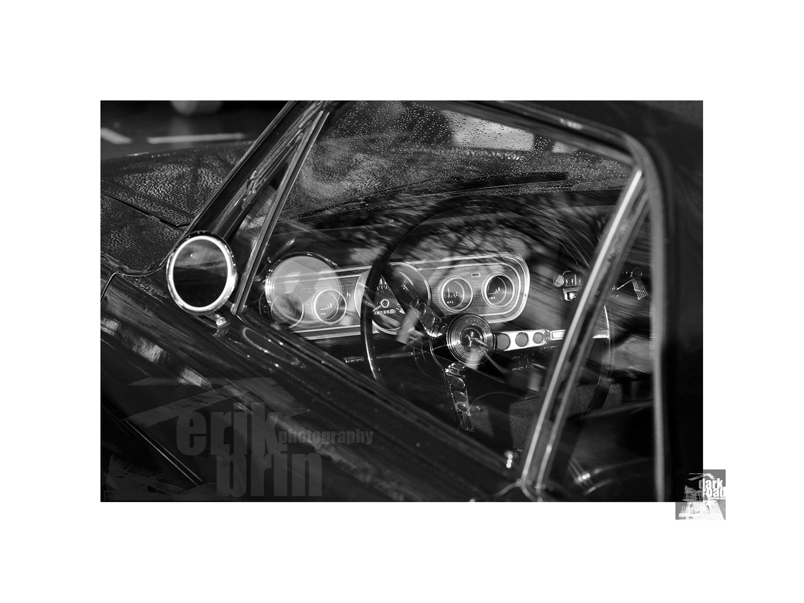 Voitures anciennes en noir et blanc