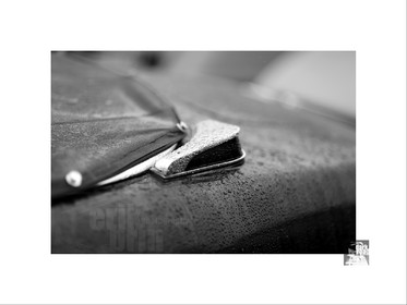 Voitures anciennes en noir et blanc