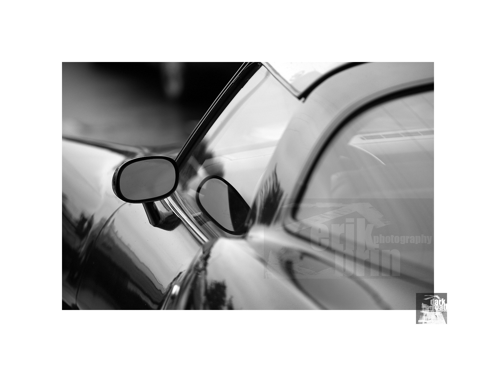 Voitures anciennes en noir et blanc