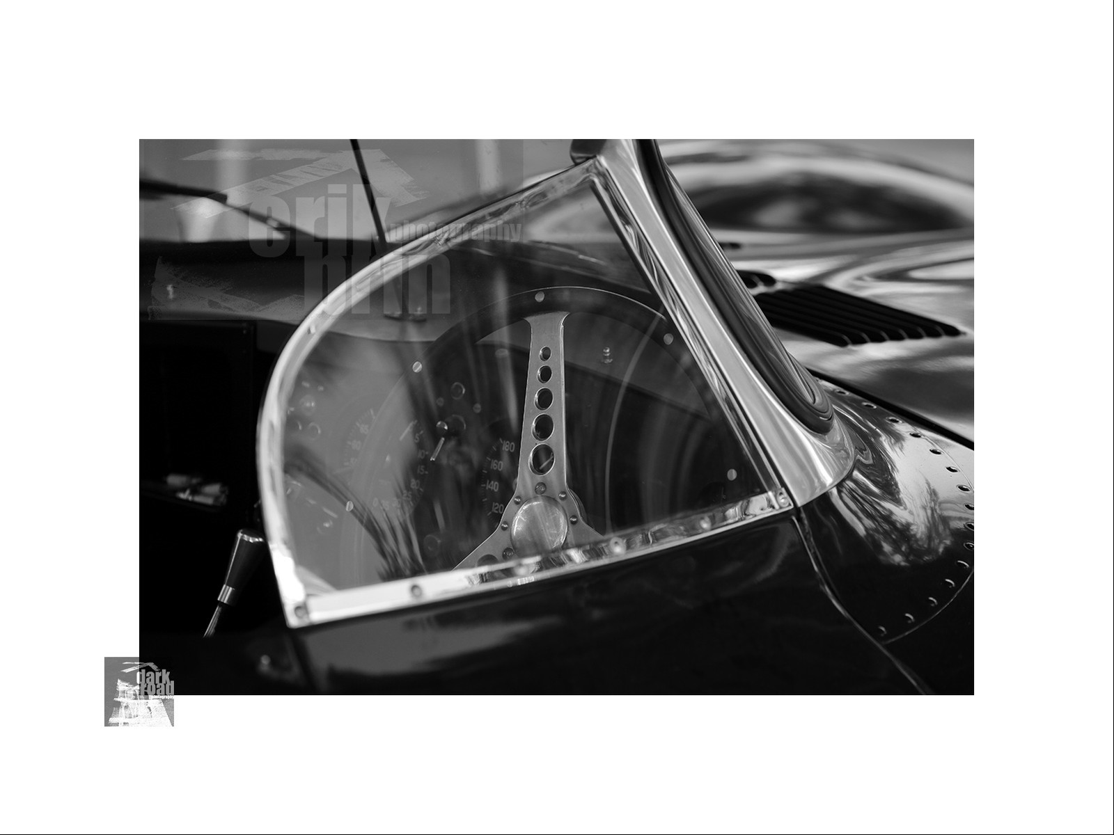 Voitures anciennes en noir et blanc